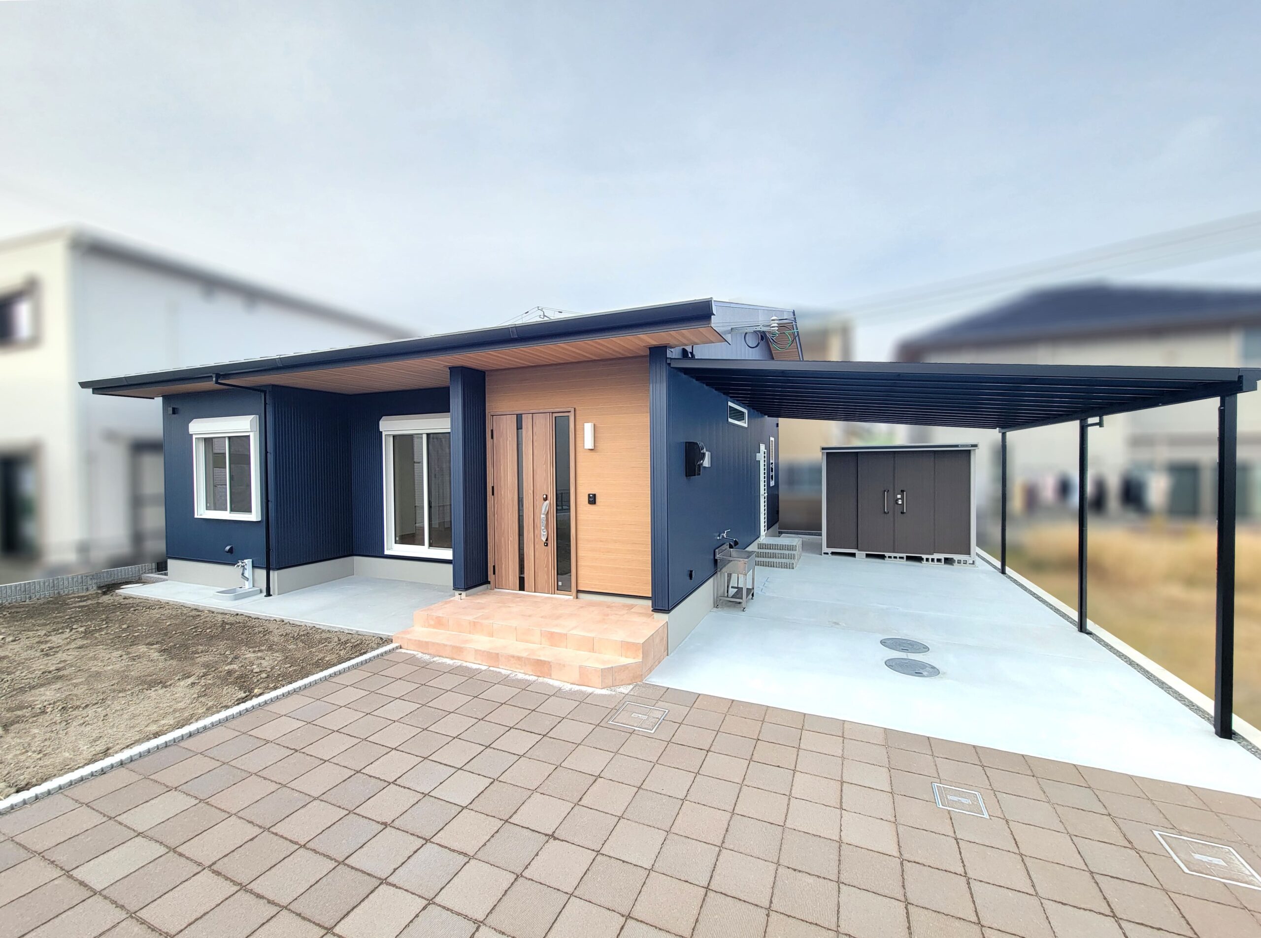 ネイビーブルーの外壁とテラス屋根でインパクトのある平屋